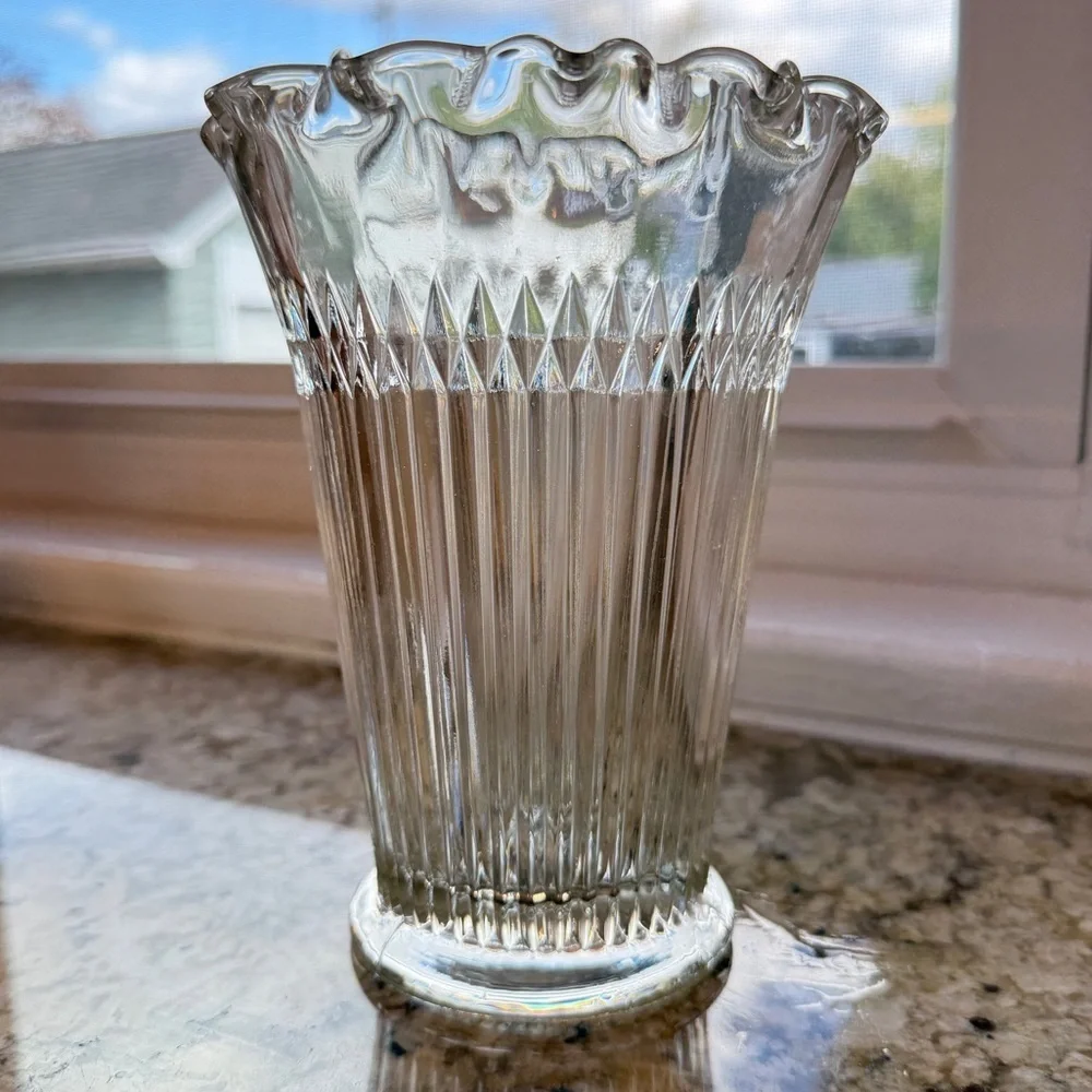 Ribbed Glass Vase with Wavy Trim